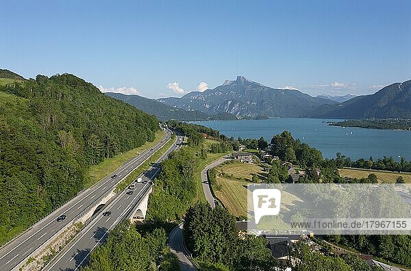 Drohnenaufnahme  Westautobahn (A1) bei Mondsee  Mondsee mit Schafberg  Salzkammergut  Oberösterreich  Österreich  Europa