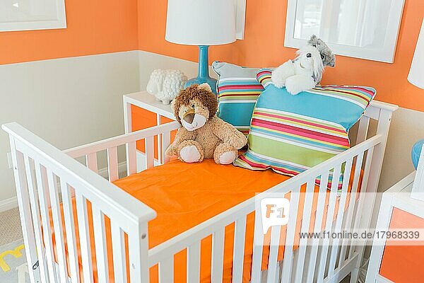 Leuchtend orangefarbenes Babyzimmer im Inneren des Hauses