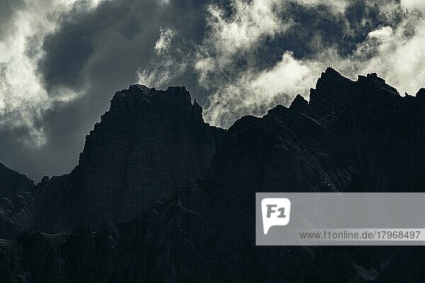 Gipfeldetail der Kalkkögel im Gegenlicht  mit dramatischen Wolken  Sellrain  Innsbruck  Tirol  Österreich  Europa
