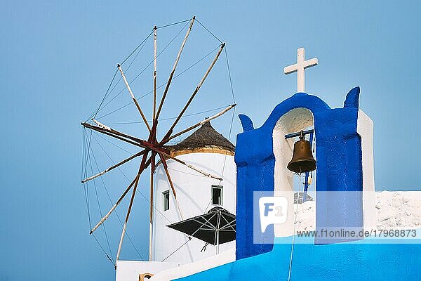 Alte traditionelle  weiß getünchte griechische Windmühle und orthodoxe christliche Kirchenglocke auf der Insel Santorin in Oia  Dorf Oia  Santorin  Griechenland  Europa