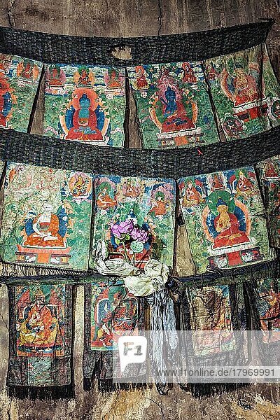 Thankas  buddhistische religiöse Malereien auf Seide  Thiksey Gompa (Kloster des tibetischen Buddhismus)  Ladakh  Indien  Asien