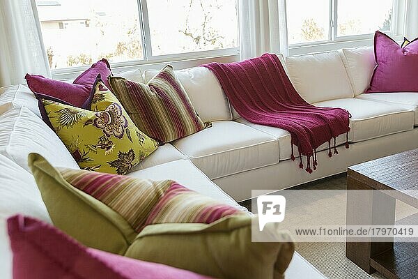 Schöne abstrakte der einladenden bunten Couch Sitzecke und Tisch