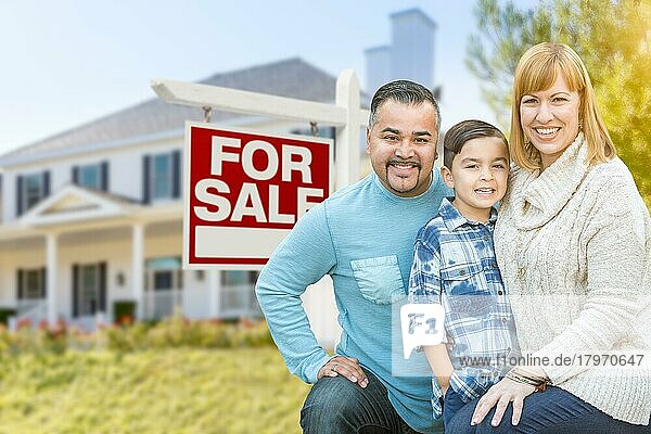 Glückliche gemischtrassige hispanische und kaukasische Familie Porträt vor Haus und verkauft für Verkauf Immobilien Zeichen