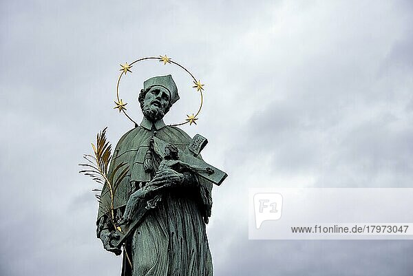 Heiliger Johannes von Nepomuk  Bronzestatue auf der Karlsbrücke  Prag  Tschechien  Europa