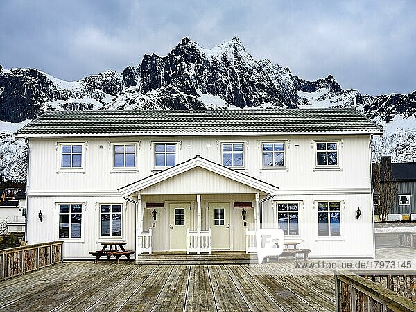Norwegisches Holzhaus  dahinter schroffe Gipfel  Mefjordvaer  Insel Senja  Troms  Norwegen  Europa