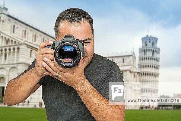 Hispanischer männlicher Fotograf mit Kamera am schiefen Turm von Pisa