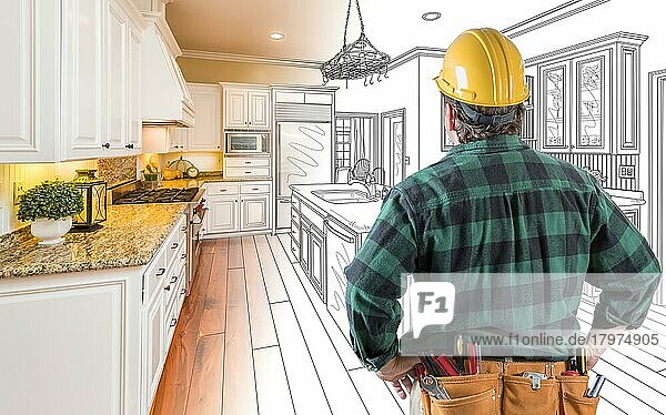 Männlicher Bauunternehmer mit Schutzhelm und Werkzeuggürtel auf der Suche nach benutzerdefinierten Küche Zeichnung Foto Kombination auf weiß