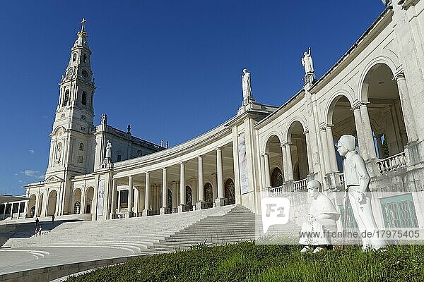 Statuen von zwei Hirtenkindern vor der Basilika unserer lieben Frau vom Rosenkranz  Fátima  Ourém  Portugal  Europa