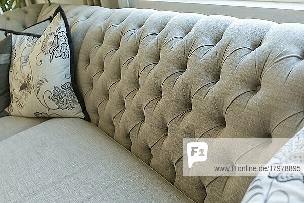 Schöne abstrakte von luxuriösen Couch und Kissen Detail