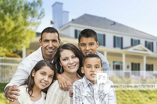 Glückliche hispanische Familie Porträt vor dem schönen Haus