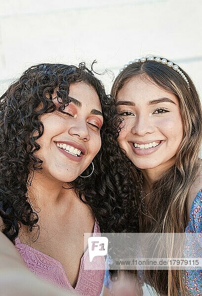 Nahaufnahme von zwei süßen Mädchen  die ein Selfie machen  lächelnde Mädchen  die ein Selbstporträt machen  Selfie von zwei Mädchen