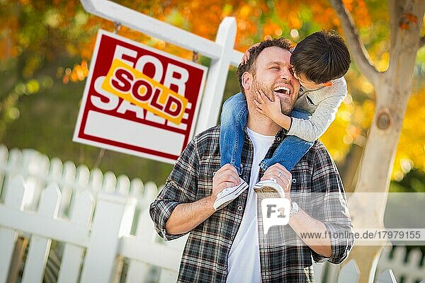 Junge gemischtrassige chinesische und kaukasische Vater und Sohn vor verkauft für Verkauf Immobilien Zeichen und fallen Hof