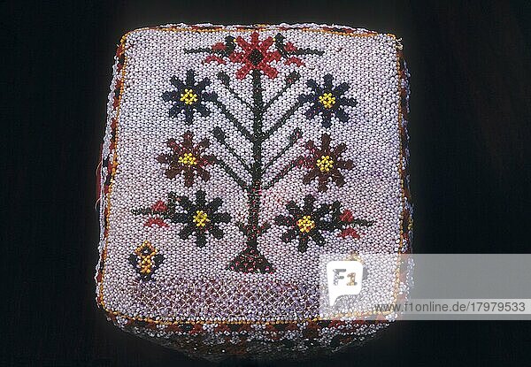 Perlenstickerei  Palmblattkorb  einst mit Perlenstickerei bedeckt  Blumendesign  beides Hobbys  die einst von der Frau des Chettiar bevorzugt wurden  Nagarathar-Gemeinschaft  Chettinad  Tamil Nadu  Indien  Asien