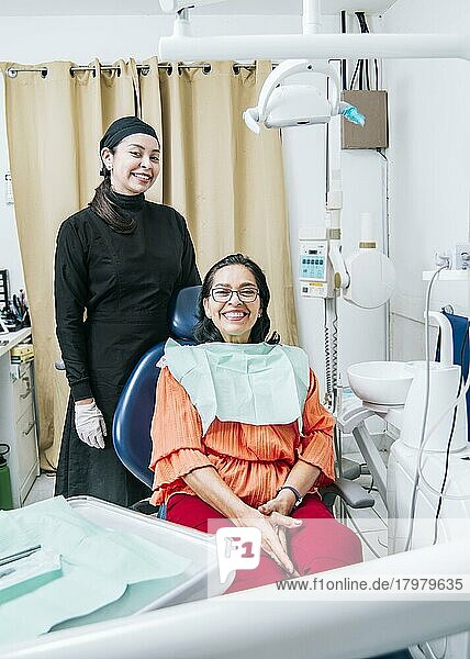 Zahnarzt mit Patient lächelnd in die Kamera im Büro  zufriedener Zahnarzt und Patient lächelnd in die Kamera  zufriedener Zahnarzt und Patient Konzept