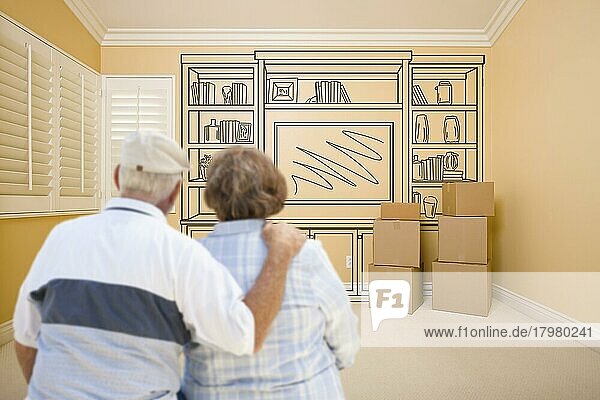 Umarmendes älteres Ehepaar in leerem Raum mit Regal-Design-Zeichnung an der Wand