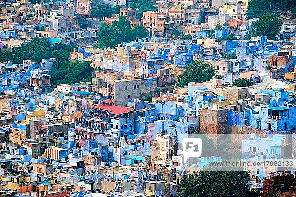 Luftaufnahme von Jodhpur  das wegen der leuchtend blau gestrichenen Brahmanenhäuser um das Mehrangarh Fort auch als Blaue Stadt bezeichnet wird. Jodphur  Rajasthan  Indien  Asien
