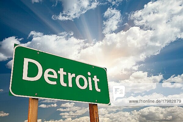 Detroit grünes Straßenschild über dramatischen Wolken und Himmel