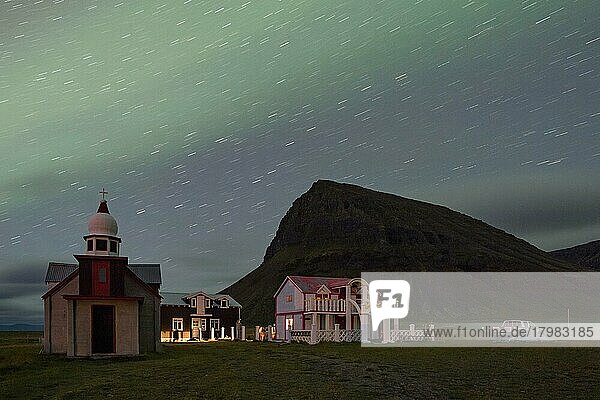 Nordlichter über Samúel Jónßon-Kunstmuseum  Brautarholt  Séladalur  Arnarfjördur oder Arnarfjörður  Westfjorde  Nordwestisland  Island  Europa