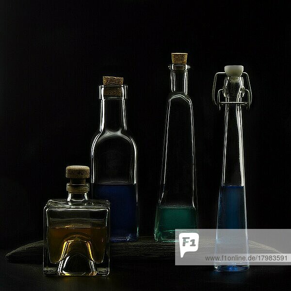 Thema Kosmetik  Öl  Mystik  Stillleben mit farbigen Flüssigkeiten in Glasflaschen  Studioaufnahme  Symbolfoto