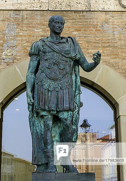 Bronzestatue von Julius Cäsar  Piazza Tre Martiri  Rimini  Adria  Emilia-Romagna  Italien  Europa
