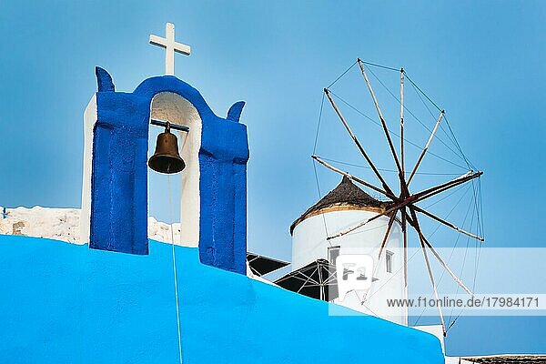 Alte traditionelle  weiß getünchte griechische Windmühle und orthodoxe christliche Kirchenglocke auf der Insel Santorin in Oia  Dorf Oia  Santorin  Griechenland  Europa