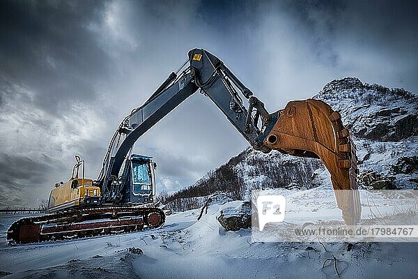Alter Bagger mit Baggerschaufel im Winter  Straßenbau im Schnee  Lofoten  Norwegen  High Dynamic Range HDR-Bild  Europa