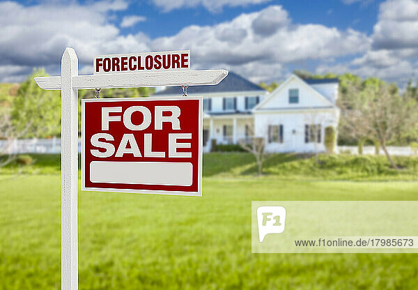 Foreclosure Haus zum Verkauf Immobilien Zeichen vor dem schönen majestätischen Haus