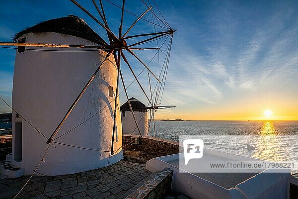 Blick auf die berühmten Windmühlen von Mykonos-Stadt. Traditionelle griechische Windmühlen auf der Insel Mykonos bei Sonnenuntergang mit dramatischem Himmel  Kykladen  Griechenland. Spaziergang mit Steadycam