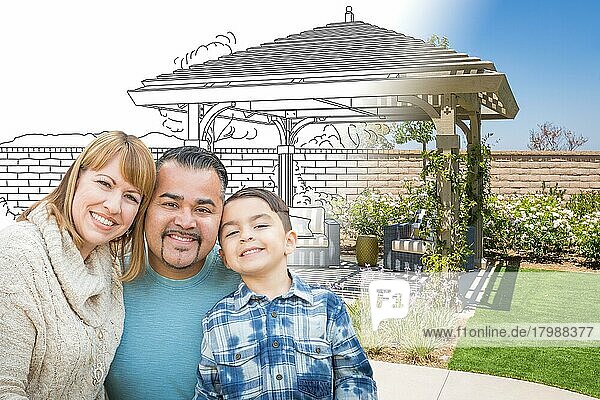 Gemischtrassige Familie vor einer Zeichnung  die in ein Foto der fertigen Terrassenüberdachung übergeht