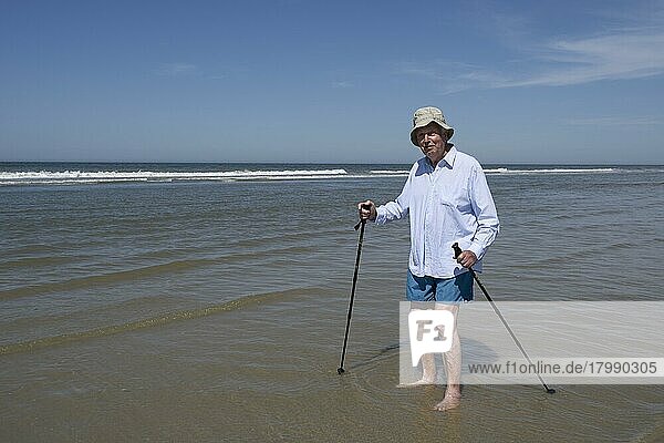 Älterer Mann geht am Strand spazieren  Insel Juist  Nordsee  Ostfriesland  Niedersachsen  Deutschland  Europa
