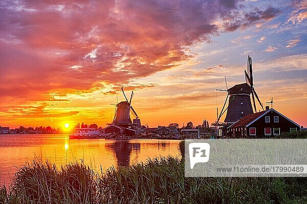 Niederlande ländliche Szene  - Windmühlen bei berühmten touristischen Ort Zaanse Schans in Holland auf Sonnenuntergang mit dramatischen Himmel. Zaandam  Niederlande  Europa