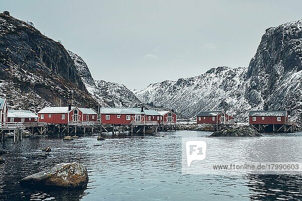 Nusfjord authentisches traditionelles Fischerdorf mit traditionellen roten Rorbu-Häusern im Winter im norwegischen Fjord. Lofoten Inseln  Norwegen  Europa