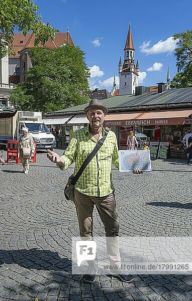 Tour guide with city map on city tour at the Viktualienmarkt  city centre at the Old Town Hall  pedestrian zone  Munich  Bavaria  Germany  Europe