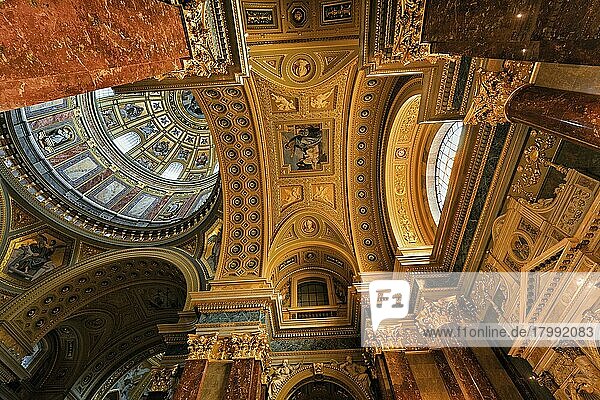 Kunstvoll verziertes Gewölbe  Kuppel  St. Stephans-Basilika  Innenansicht  Szent István tér  Stadtteil Pest  Budapest  Ungarn  Europa