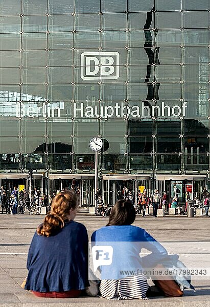 Eingang zum Hauptbahnhof  Berlin  Deutschland  Europa