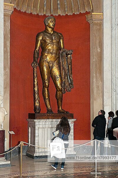 Antike griechische Herkulesstatue  Statue aus Bronze des Herkules Invictus  Pio Clementino Museum  Vatikanische Museen  Vatikan  Rom  Latium  Italien  Europa  Vatikanstadt  Europa