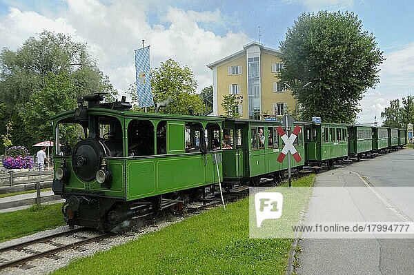 Chiemseebahn in Prien  Verbindung seit 1887 zwischen Bahnhof Prien und Anlegestelle am Chiemsee  Schmalspurbahn  August  Chiemgau  Bayern  Deutschland  Europa