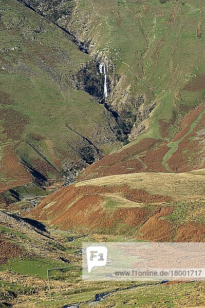 Ansicht des Falltals mit Wasserfall in der Ferne  Cautley Crag und Yarlside mit Cautley Spout dazwischen  Sedbergh  Howgill Fells  Cumbria  England  November