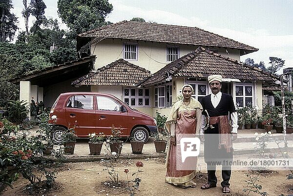 Kodava-Paar in traditionellem Haus vor seinem Haus  Kodagu Coorg  Karnataka  Indien  Asien