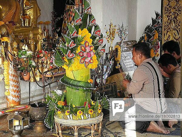 Betende  Gläubige im Wat Chom Si  Tempel auf Hügel Phi Si  Tempel in Luang Prabang  Provinz Luang Prabang  Laos  Asien