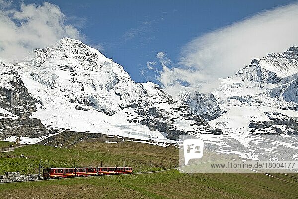 Zug der Jungfraubahn von der Kleinen Scheidegg Richtung Jungfraujoch  Mönchsberg im Hintergrund  Berner Alpen  Schweiz  Juni  Europa
