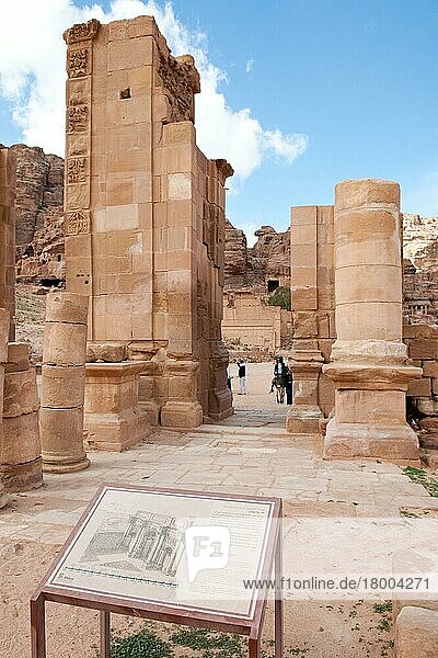 Temenos-Tor  aus römischer Zeit  Archäologischer Park Petra  Jordanien  Kleinasien  Asien