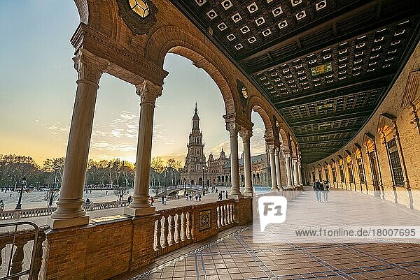 Plaza de España im Abendlicht  von der Gallerie  Sevilla  Andalusien  Spanien  Europa
