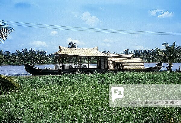Das Kettuvallam ist ein in Kerala weit verbreitetes Hausboot mit einem strohgedeckten Dach über einem Holzrumpf. Das Kettuvallam oder Boot mit Knoten wird so genannt  weil in Knoten gebundene Kokosseile die gesamte Struktur des Bootes zusammenhalten