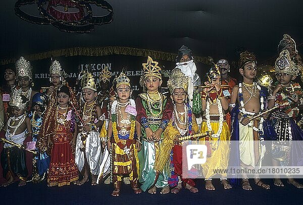 Junge und Mädchen in Kostümen bei einem religiösen Fest zu Krishna Janmashtami  Coimbatore  Tamil Nadu  Indien  Asien