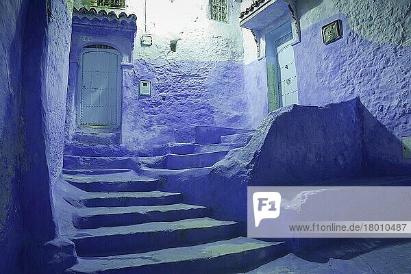 Blaue Türen und Treppe in einer nächtlichen Allee in der Stadt  Chefchaouen  Marokko  April  Afrika