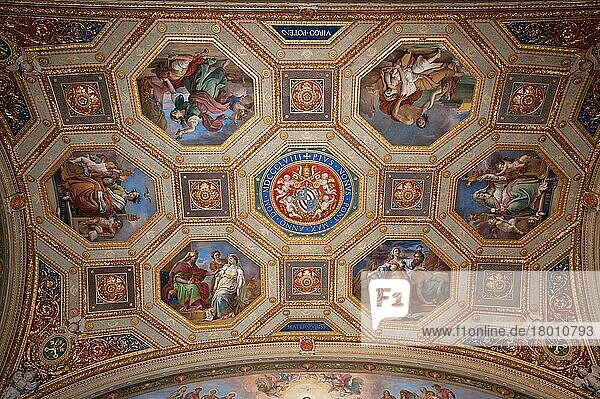 Deckengemälde mit Wappen von Papst Pius IX.  Europa/  Heilige Jungfrau Maria  Vatikanische Museen  Vatikanstadt  Vatikan  Rom  Latium  Italien  Europa