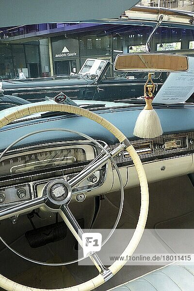 Cadillac Oldtimer  Lenkrad  Rückspiegel  Anhänger Hula-Mädchen