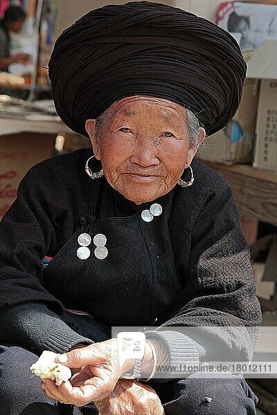 Stamm der ethnischen Minderheit der Achang  ältere Frau mit Turban  Husa  West-Yunnan  China  Marsch  Asien