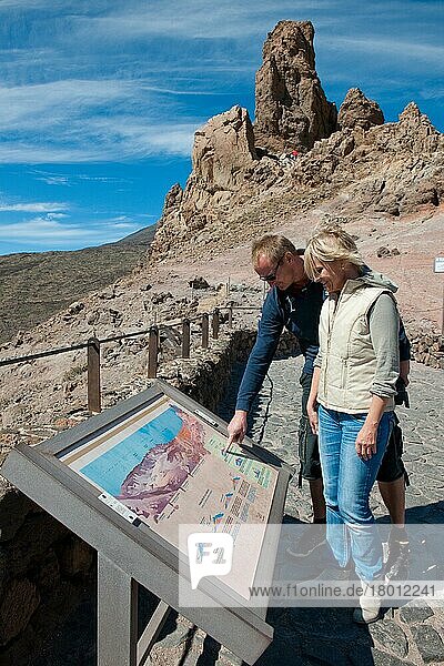 Urlauber  Touristen lesen Informationstafel am Fuß des Teide  Hochplateau  Teneriffa  Spanien  Kanarische Inseln  Europa